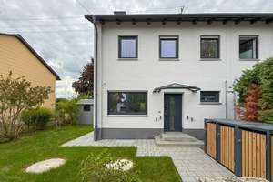 Wohnen im Grünen: Renovierte Doppelhaushälfte mit Südterrasse und Weitblick