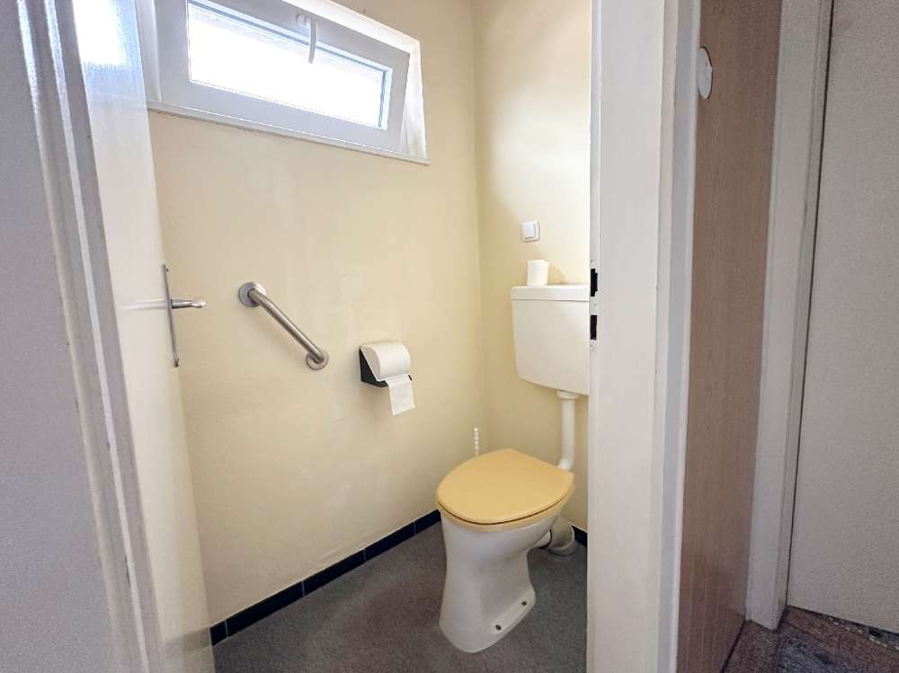 Immobilie in Oberhausen-Rheinhausen - Solides Zweifamilienhaus mit Ausbaureserve und Hof – perfekt für Familien oder kreative Selbstgestal - Bild 3