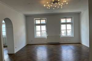 Stilaltbauwohnung mit großen, hohen Räumen und Einbauküche in der Fußgängerzone!