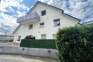 Moderne 3-Zimmer-Dachgeschosswohnung mit Balkon und Tiefgaragenstellplatz
