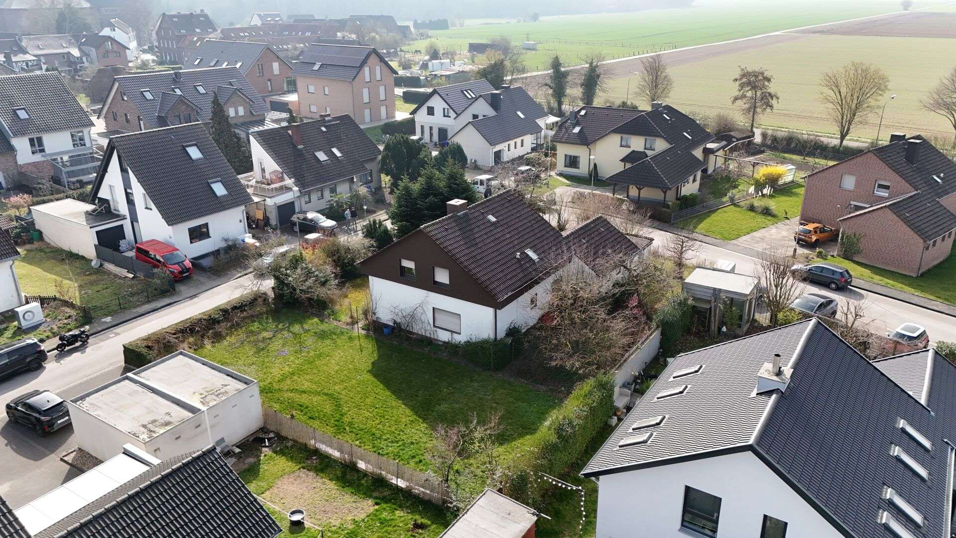 Freistehendes Einfamilienhaus zur Sanierung auf großem Grundstück in Rosellen, Neuss Rhein Kreis – Bild 3