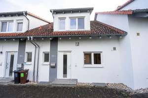 Ihr neues Zuhause in ruhiger Wohnlage – gepflegtes Reihenmittelhaus mit Garten und Garage – Die vollständige Adresse der Immobilie erhältst du vom Anbieter., 89150 Laichingen – Vorschaubild 1
