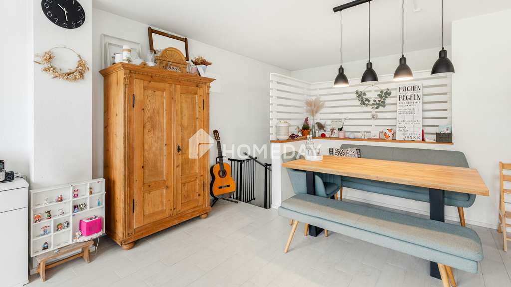 Immobilie in Rimsting - Stilvolle Maisonettewohnung mit PV-Anlage, 2 Stellplätzen und freiem Bergblick in ruhiger Lage - Bild 3