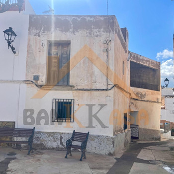 2-GESCHOSSIGES HAUS, TEILWEISE RENOVIERT, IN FIÑANA