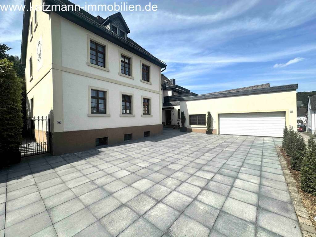 Immobilie in Nettersheim - Doppelte Chance: Zwei Gebäude mit Wohnhaus, Ferienwohnung, Arztpraxis und Doppelgarage - Bild 2