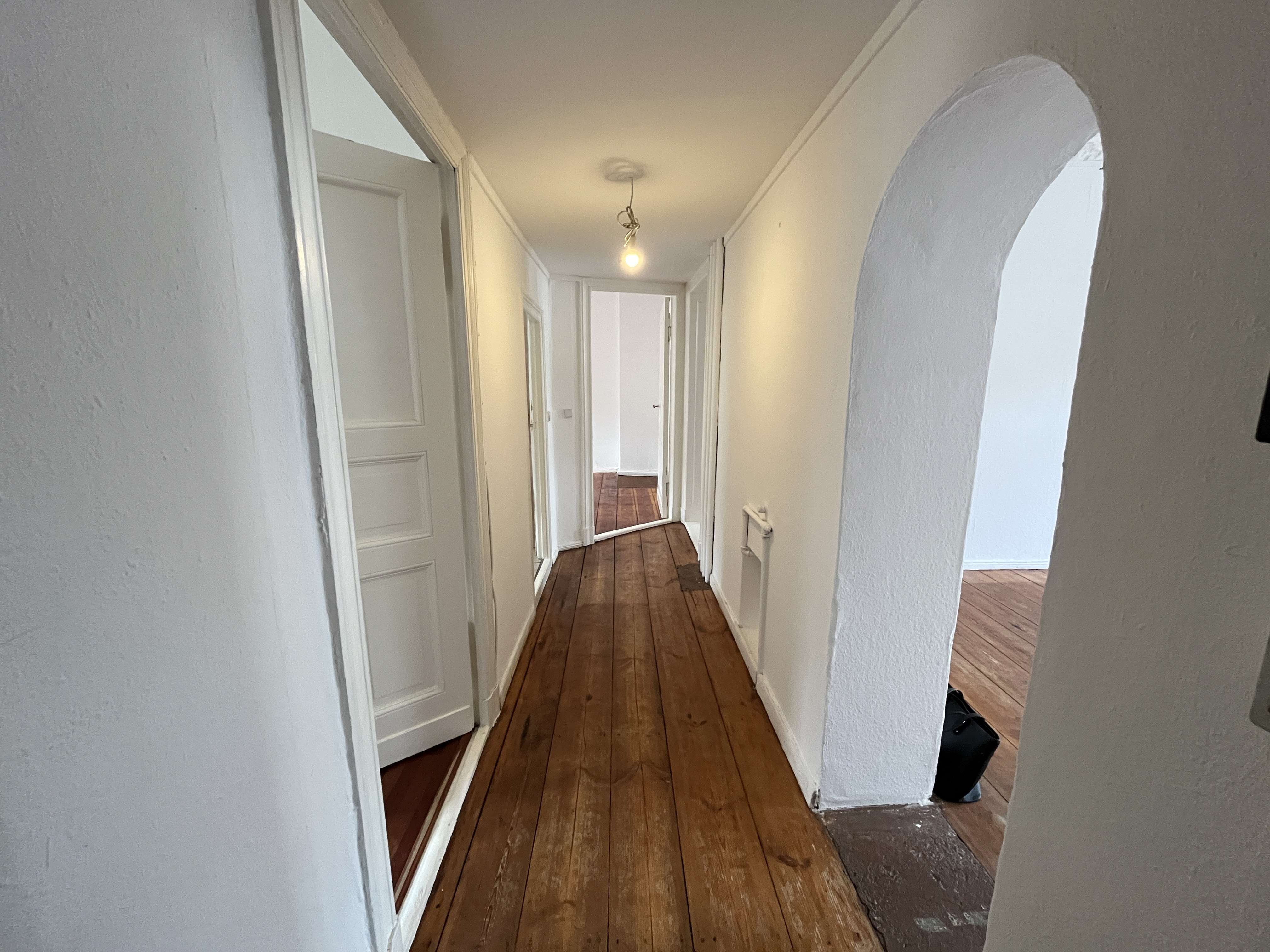 CHARMANTE 3-ZIMMER-ALTBAUWOHNUNG IN NEUKÖLLN - DENKMALGESCHÜTZT MIT RENOVIERUNGSPOTENZIAL, Berlin – Bild 2