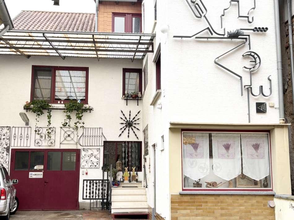 Wohnhaus mit Zugang Büro und W