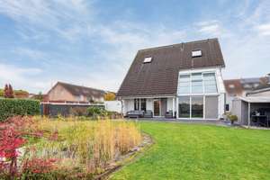 Traumhaftes Haus zum Direktbezug, mit schönem Schwimmteich in Köln-Blumenberg