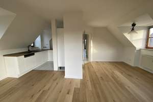 Helle 3-Zimmer-Dachgeschosswohnung mit 2 Balkonen in besonders ruhiger Lage