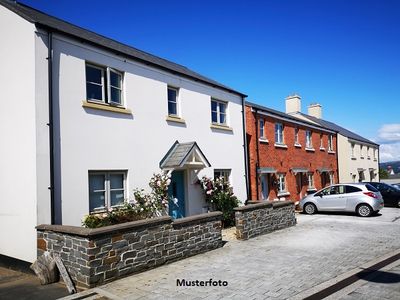 Doppelhaushälfte mit Terrasse und Garage