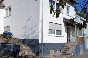 Angenehmes Zweifamilienhaus in ruhiger Lage mit kleinem Gärtchen und 2 Pkw-Stellplätzen. – Im Hohlenfels 12, 55606 Kirn – Vorschaubild 2