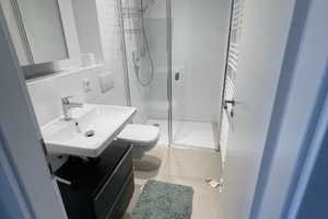 Modernes, helles und MÖBLIERTES 1-Zimmer Appartment zu Vermieten. IDEAL FÜR BERUFSPENDLER – Stuttgart – Vorschaubild 1