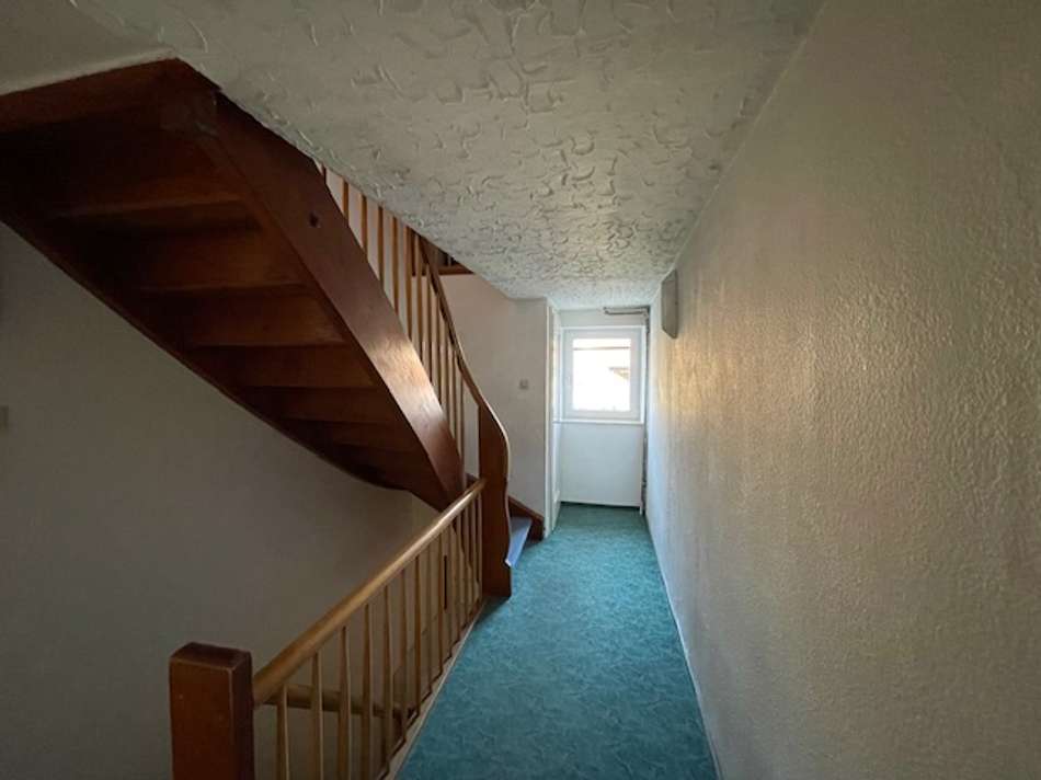 Flur EG mit Treppe in DG