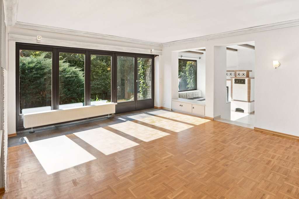 Immobilie in Eggenfelden - Wohnhaus mit Einliegerwohnung, ca. 300m². Grundstück mit Waldhütte am Bach ca. 1.700 m2 - Bild 2