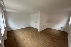 Titel: Erstbezug nach Sanierung: Stilvolle 50 m²-Wohnung mit Dachstudio, Balkon & Blick ins Grüne – Ohagenstraße 13, 29221 Celle – Vorschaubild 2