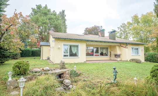Einmalige Gelegenheit: Großer Bungalow, 160m² Wfl., Garten, 1100m² Grd., 3 Garagen in Waldenbuch