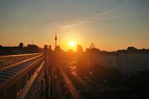 Möblierte Wohnung nahe Alex mit Dachterrasse (befristet) – Andreasstraße 46, 10243 Berlin – Vorschaubild 1