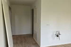 Gute Aussichten: Zwei-Zimmer-Wohnung mit Balkon (WBS erforderlich) – August-Dosenbach-Straße 11, 76189 Karlsruhe – Vorschaubild 3
