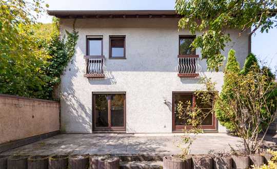 FAMILIENFREUNDLICHES EFH – viel Platz, großer Keller,und zwei Terrassen