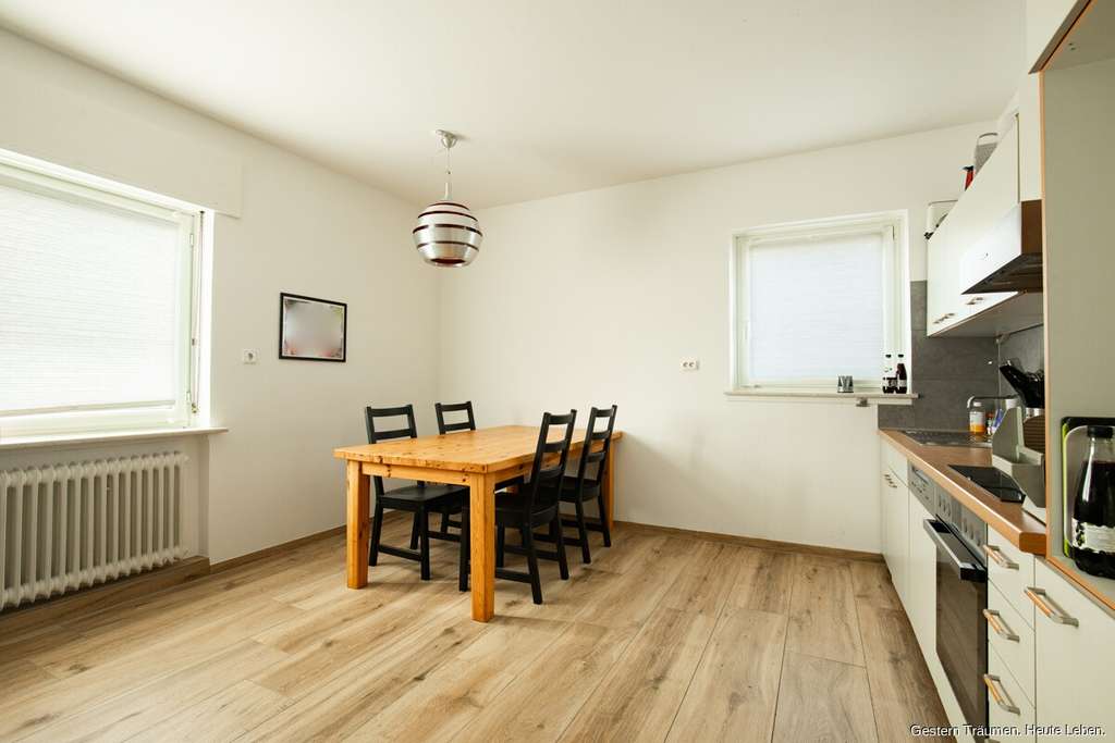 Immobilie in Hausen im Wiesental - Kapitalanlage mit Potenzial
Wohn- und Geschäftshaus mit 3 Wohnungen, 1 Gewerbe und 2 Garagen - Bild 3