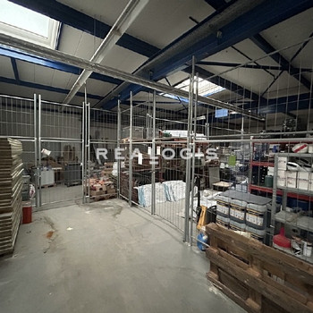 ca. 110 m² große, ebenerdige Hallenfläche mit Rolltor