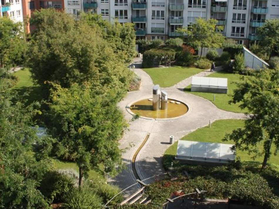 Blick vom Balkon in den Park