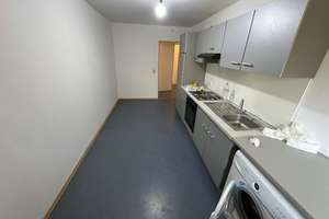 Nur für 1 Pers.  Ruhige, einfache 1-Zimmer-Keller-Wohnung mit separater Wohnküche u. großen Fenstern – Lerchenauer Str. 298, 80995 Feldmoching, München – Vorschaubild 4