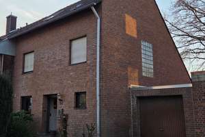 Charmantes Einfamilienhaus über 2 Etagen  mit einer Ausbaureserve im Dachgeschoss , Garage und Stell