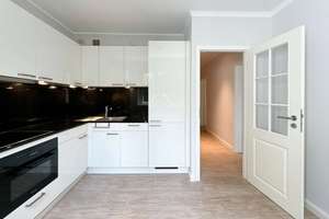 Hochwertige 3-Zimmer-Wohnung mit exklusiver Einbauküche, verglaster Südloggia & PKW-Stellplatz – Sternberger Straße 12, 18109 Lichtenhagen, Rostock – Vorschaubild 7