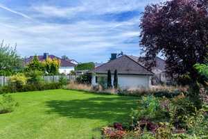 BUNGALOW MIT GROßEM GARTEN! Schwimmbad, Kamin und barrierefreier Zugang – Hochtaunuskreis – Vorschaubild 1