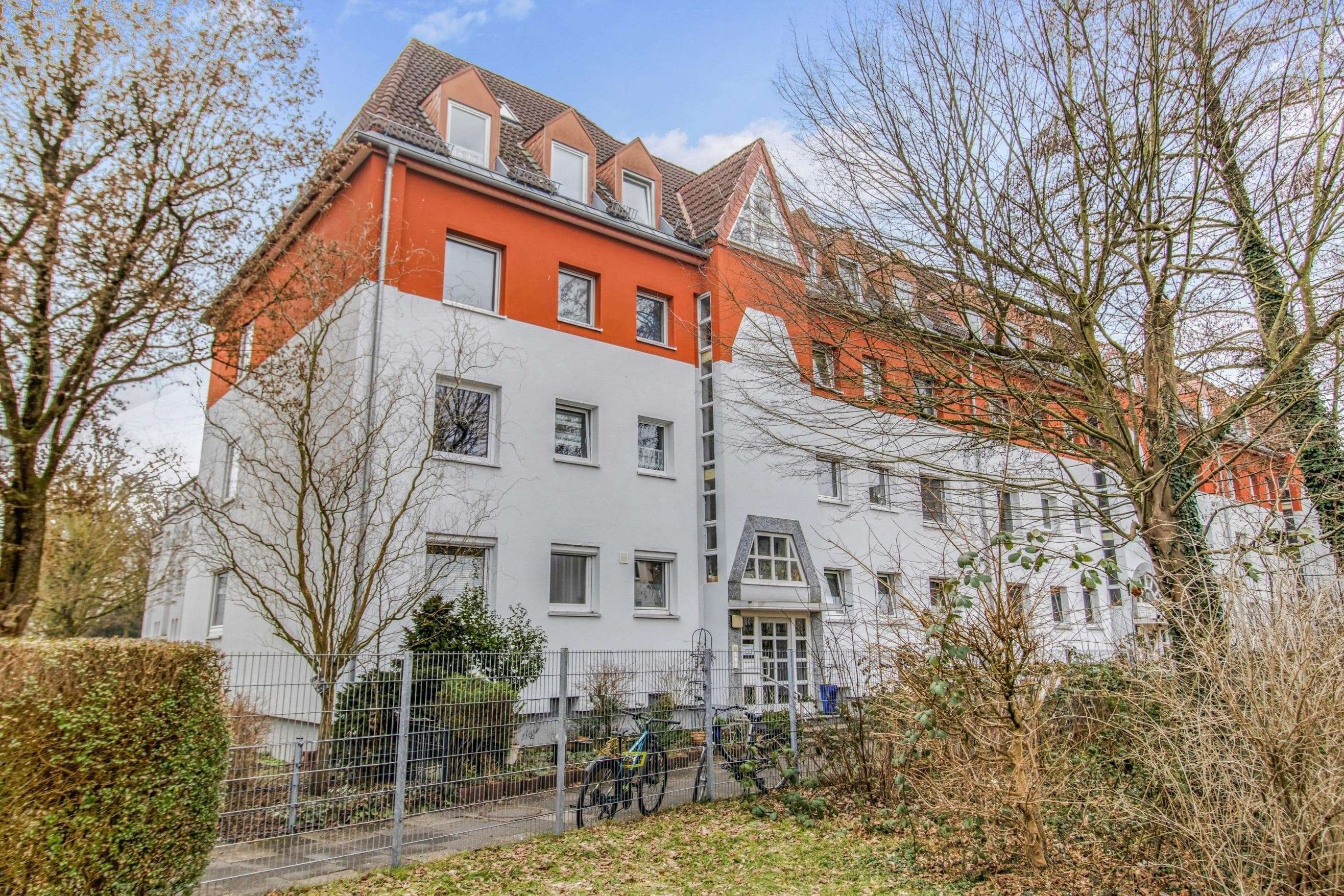 Charmante 3-Zimmer-Eigentumswohnung mit Loggia und separater Garage, Bremen – Bild 1