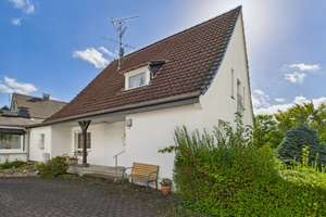 Gepflegtes Einfamilienhaus mit Garten, Garage und ruhiger Wohnlage – ideal für Familien – Die vollständige Adresse der Immobilie erhältst du vom Anbieter., 42659 Burg/Höhscheid, Solingen – Vorschaubild 1