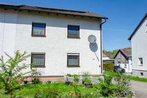 Charmante Doppelhaushälfte mit Garten und Carport in ruhiger Lage von Schnaittenbach – Die vollständige Adresse der Immobilie erhältst du vom Anbieter., 92253 Schnaittenbach – Vorschaubild 3