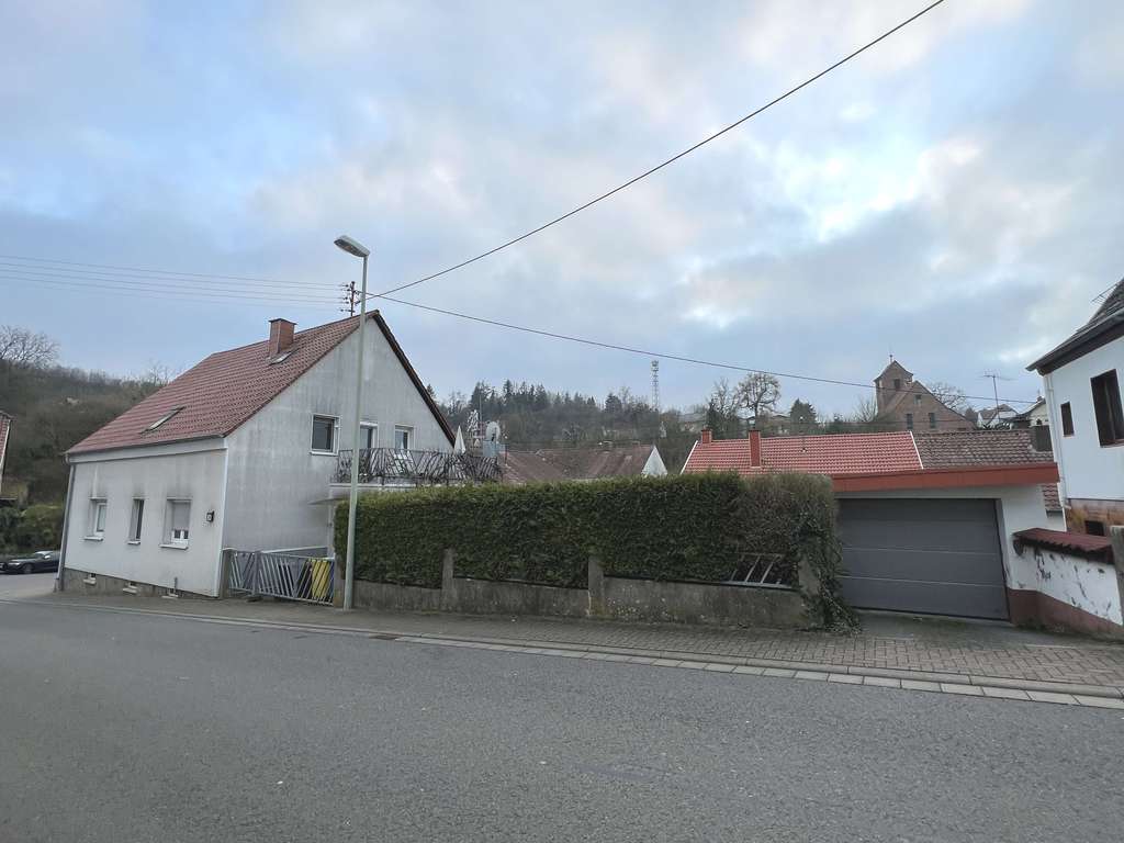 Immobilie in Zweibrücken - Attraktives Einfamilienhaus im Herzen von Wattweiler - Bild 1