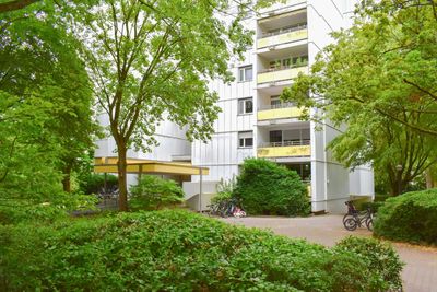 Renovieren und Wohlfühlen: Eigentumswohnung mit Loggia nahe den Vogelstang-Seen mit Stellplatz
