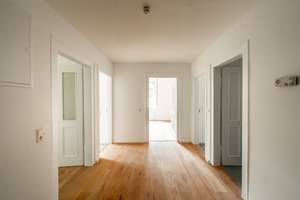 Erstbezug nach Komplettsanierung – Familienfreundliche 4-Zi-Wohnung mit Loggia mitten in Esslingen – Schillerstraße 12, 73728 Innenstadt, Esslingen am Neckar – Vorschaubild 1