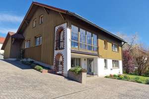 Wohnen wie im Park!
Tolles Landhaus
+ 4 Nebengebäude
+ PV-Anlage u. Fernwärme
+ Bezugsfrei in Kü
