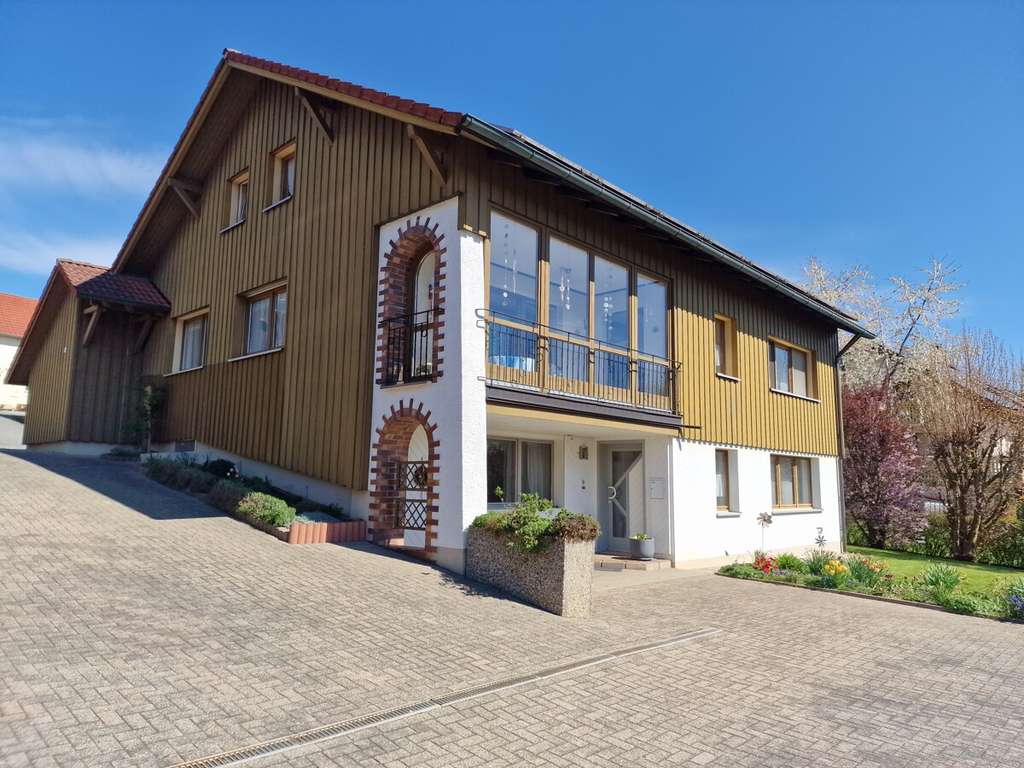Immobilie in Creußen - Wohnen wie im Park!
Tolles Landhaus
+ 4 Nebengebäude
+ PV-Anlage u. Fernwärme
+ Bezugsfrei in Kü - Bild 0