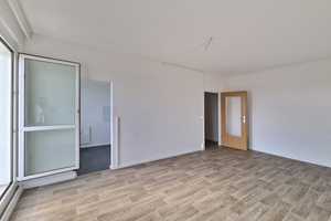 Gemütliche Wohnung mit Balkon *In Renovierung bis August* – Herzogswalder Straße 5, 1169 Dresden – Vorschaubild 1