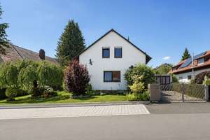 Charmantes Einfamilienhaus mit großzügigem Garten und Dachterrasse – Die vollständige Adresse der Immobilie erhältst du vom Anbieter., 93057 Konradsiedlung-Wutzlhofen, Regensburg – Vorschaubild 2