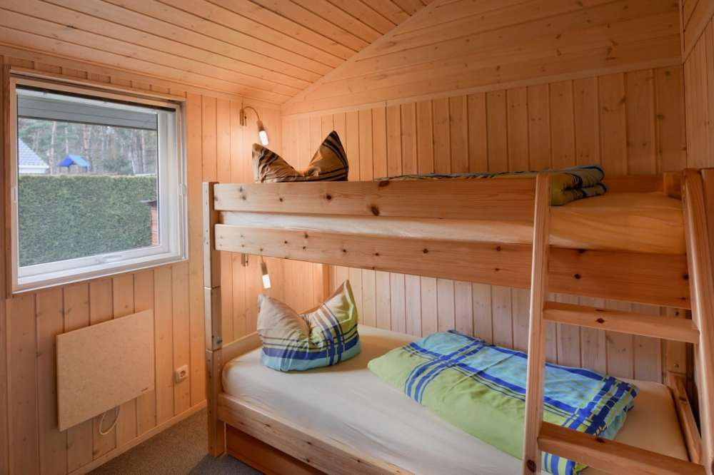 Immobilie in Lindow (Mark) - Bungalow-Ferienhaus mit angelegtem Gartengrundstück, Pool beheizbar, finnische Grill-Kota, Sauna, Ka - Bild 4