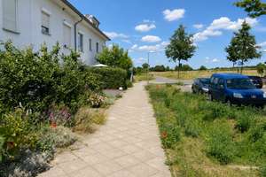 Modernes KfW-40-Reihenmittelhaus in Feldrandlage mit PV, Wallbox und Garten