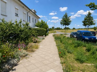 Modernes KfW-40-Reihenmittelhaus in Feldrandlage mit PV, Wallbox und Garten
