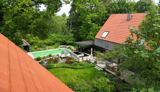 Bild von Wohnensemble bestehend aus stilvollem Traumhaus und separatem zweiten Haus am Elisabethfehnkanal