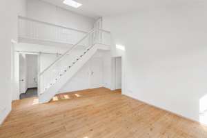 Wohnen mit Charakter: Vermietete 2,5-Zimmer-Galeriewohnung in direkter Nähe zum Ostpark – Die vollständige Adresse der Immobilie erhältst du vom Anbieter., 81735 Gartenstadt Trudering, München – Vorschaubild 3
