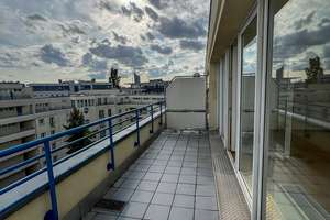 Freie 1-Zimmer-Penthouse-Wohnung mit Tiefgaragenstellplatz und Lift – Die vollständige Adresse der Immobilie erhältst du vom Anbieter., 4315 Neustadt-Neuschönefeld, Leipzig – Vorschaubild 2