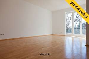 Im Außenbereich - Bungalow mit Garten und 2 Garagen