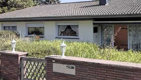 Bild von Renovierungsbedürftige Villa mit 8 Zimmern und Garage in Gundheim