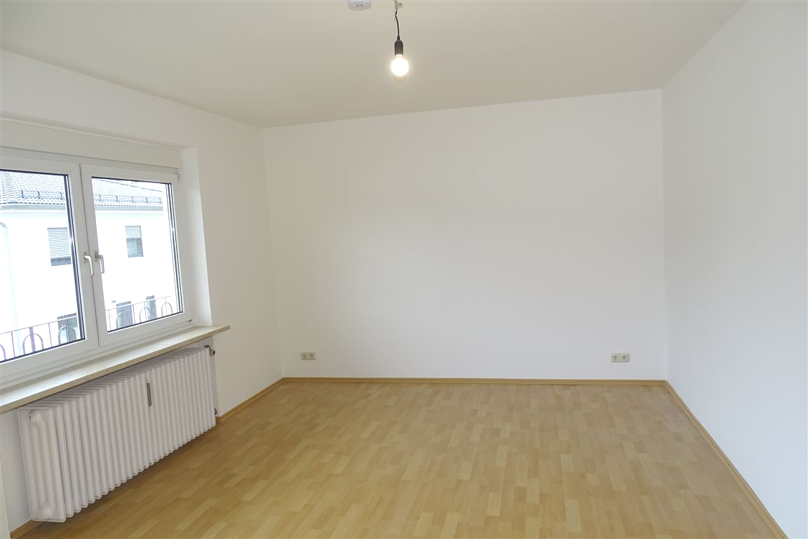 Immobilie in Gilching - Gilching: besondere 2,5 Zi.-Whg  im 4 Fam.-Haus m. Blk., frei + gr. Garage - Bild 1