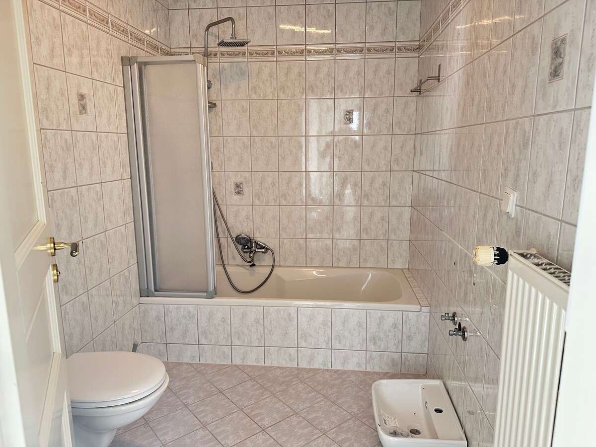 Immobilie in Grafling - Mod. Einfam.-Haus m. Einliegerwhg., PV-Anlage, 2 Garagen u. Fernblick in naturnaher Wohnlage b. DEG! - Bild 4